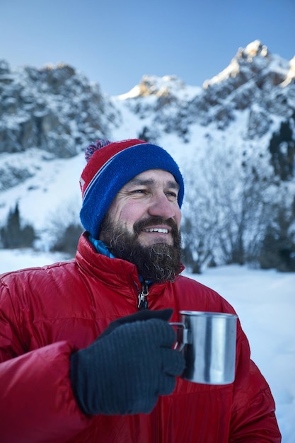 Viajante com xícara de café nas montanhas