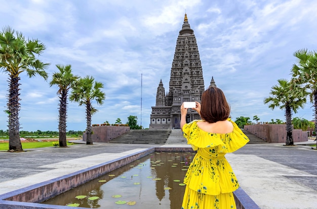 Foto viajante da mulher em um templo tailandês