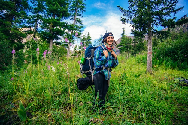 Viajante de garota retrato com uma floresta de mochila