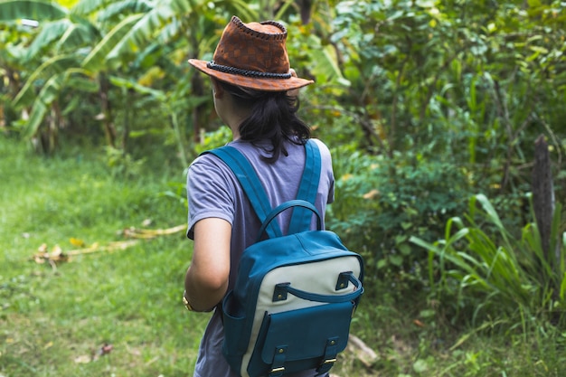 Foto viajante de mulher asiática com mochila