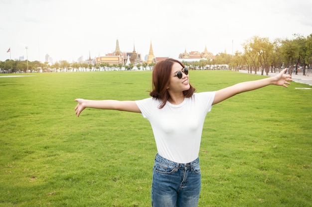 Viajante de mulher bonita em Bangkok