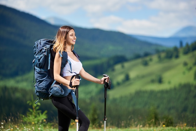 Viajante de mulher, caminhadas no topo de uma colina