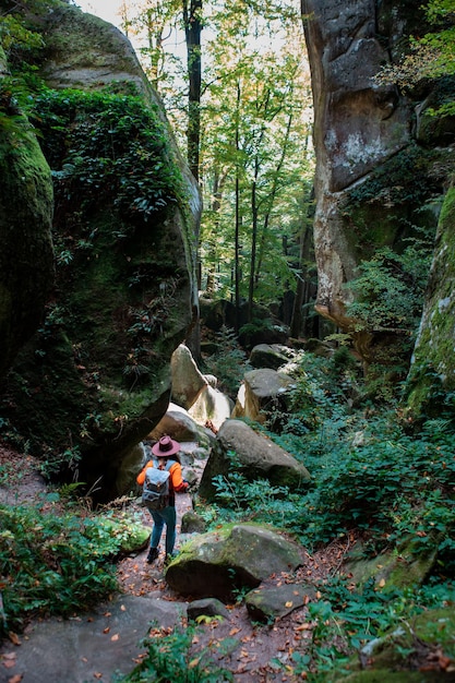 Viajante de mulher com mochila andando por trilha no canyon