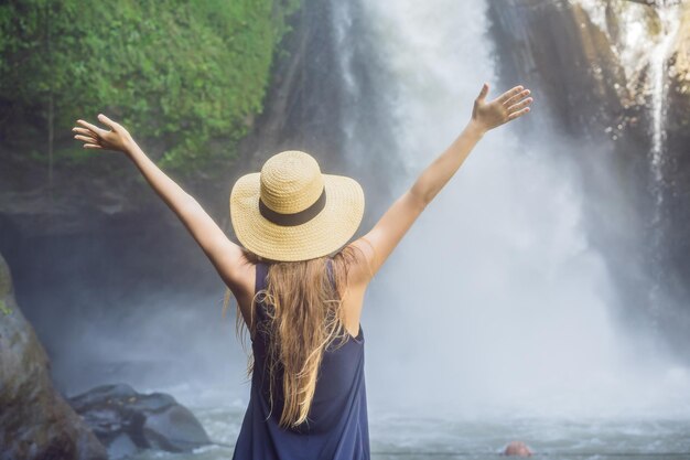 Viajante de mulher em um conceito de ecoturismo de fundo de cachoeira