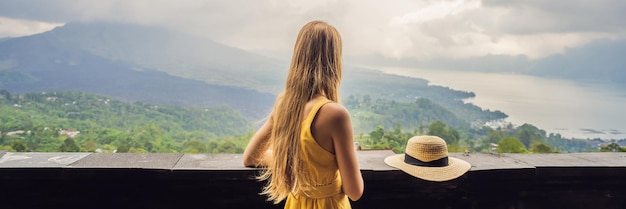 Viajante de mulher olhando para o formato longo da bandeira do vulcão batur indonésia