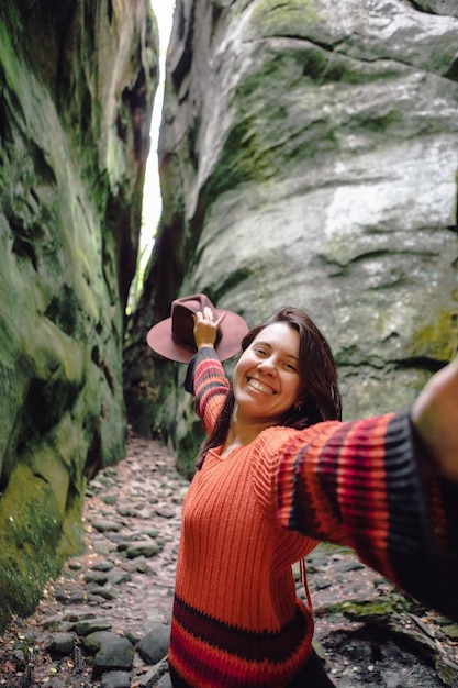 Foto viajante de mulher tomando selfie no canyon