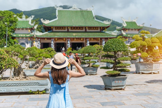 Viajante de mulher visitando o templo de Linh Ung Pagoda ou Lady big Buddha Tourist com vestido azul e chapéu viajando na cidade de Da Nang, Vietnã e sudeste da Ásia, conceito de viagem