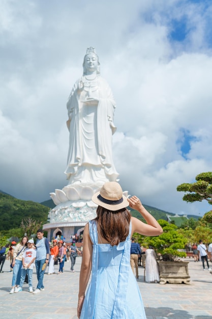 Viajante de mulher visitando o templo de Linh Ung Pagoda ou Lady big Buddha Tourist com vestido azul e chapéu viajando na cidade de Da Nang, Vietnã e sudeste da Ásia, conceito de viagem