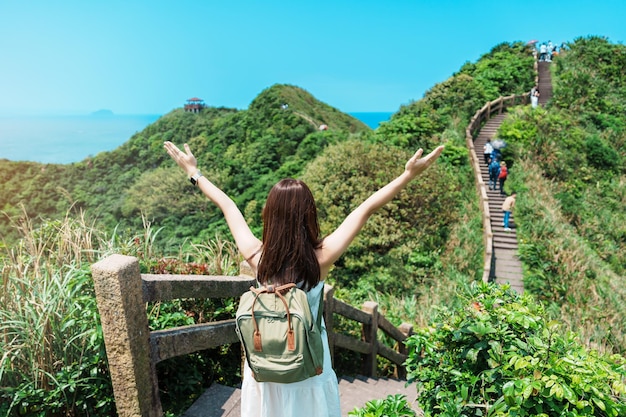 Viajante de mulher visitando taiwan turista com passeios de mochila em bitou cape hiking trail novo marco da cidade de taipei e atrações populares perto de taipei asia travel concept