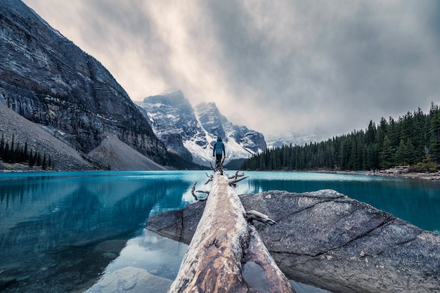 Viajante em pé no lago Maraine em dia sombrio no parque nacional de Banff