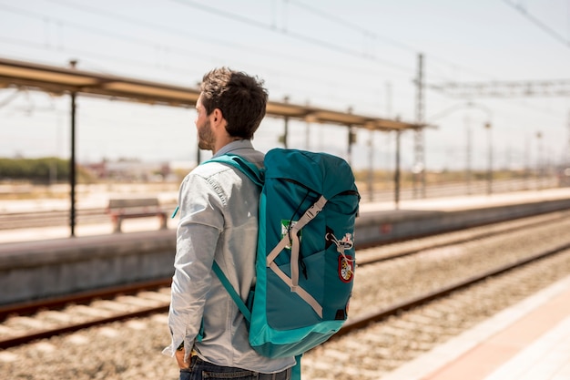 Viajante esperando por trem na plataforma da estação