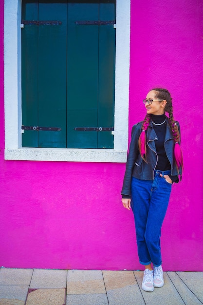 Viajante feliz se divertindo perto de casas coloridas na ilha de burano em viagens à lagoa veneziana e