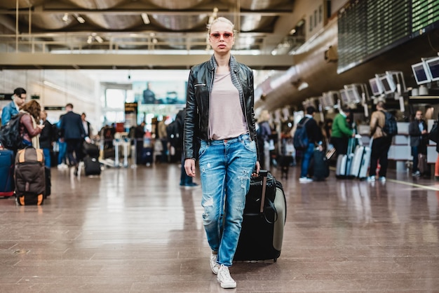 Foto viajante feminina andando no terminal do aeroporto