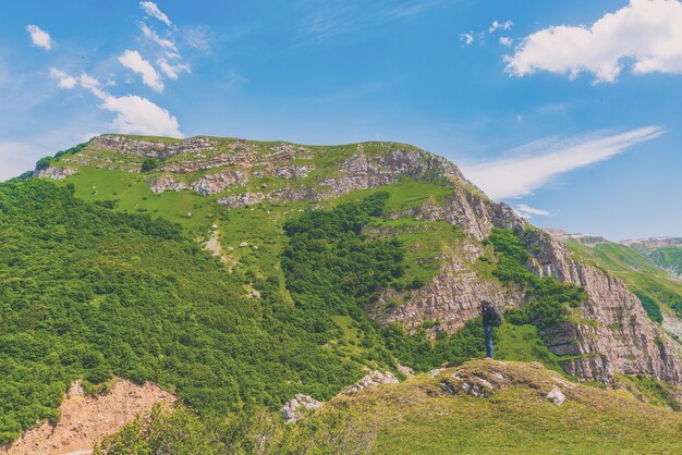 Viajante fotógrafo com câmera e mochila nas montanhas