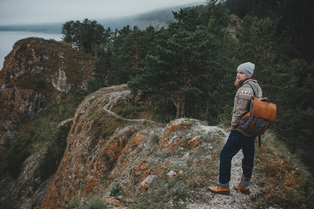 Viajante hipster com mochila vintage na natureza