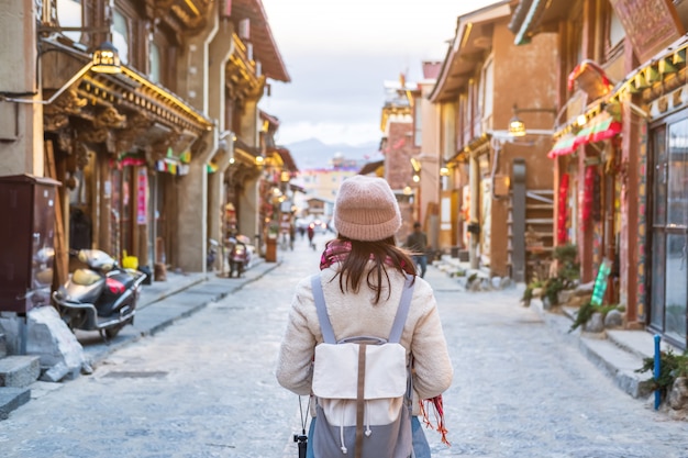 Viajante jovem andando na cidade velha, Shangri-la, conceito de estilo de vida de viagem