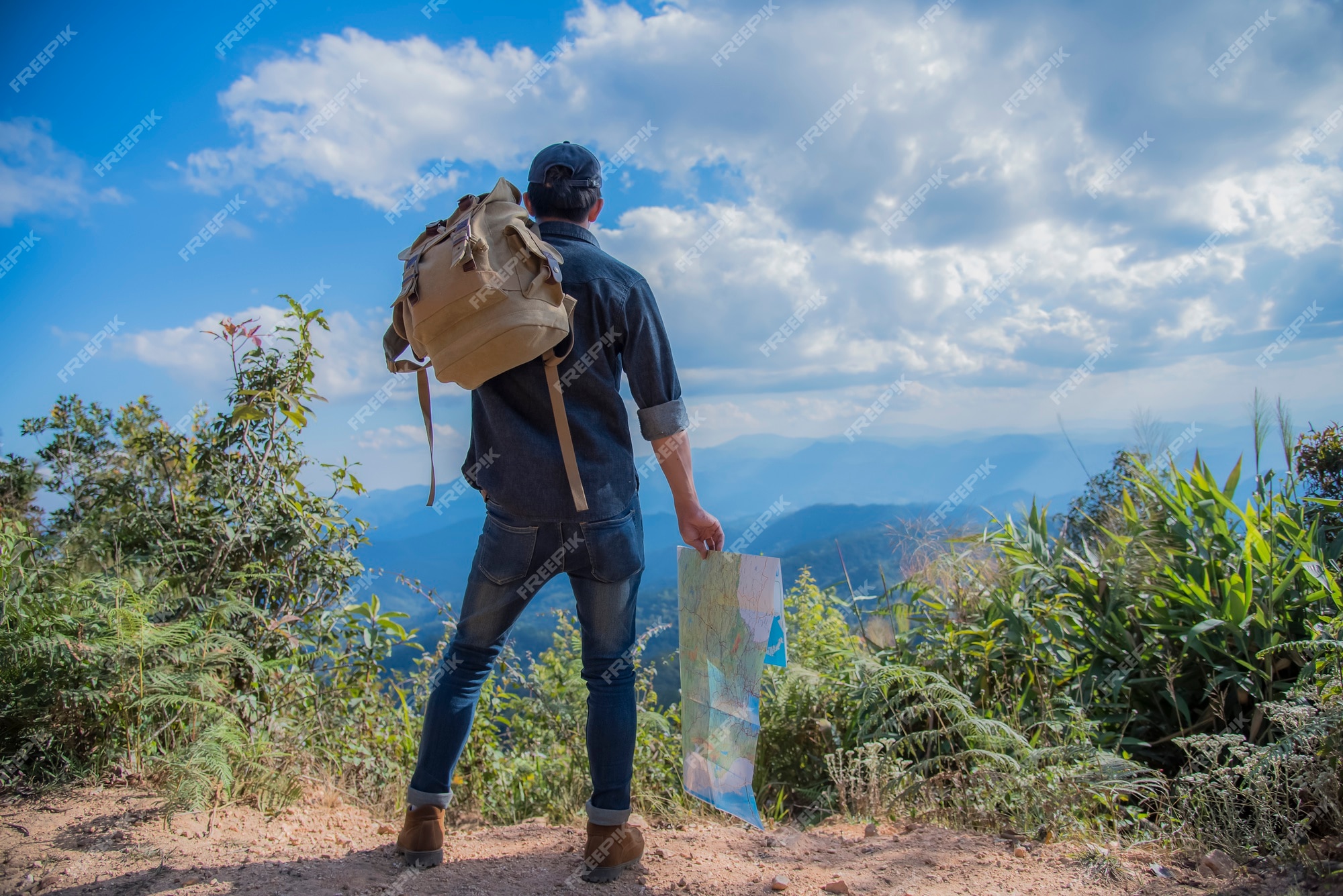 Meditação relaxante do viajante com vista serena das montanhas. viagens de  estilo de vida caminhadas conceito férias de verão ao ar livre. caminhante  feliz vencendo alcançando objetivo de vida, sucesso, liberdade e  felicidade, conquista