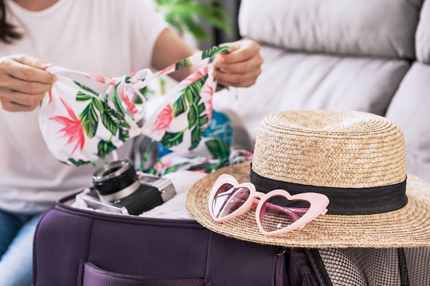 Viajante jovem mulher asiática se preparando para as férias de verão, conceito de viagens