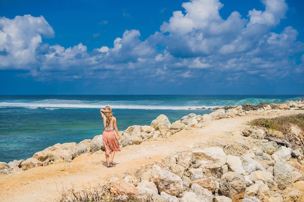 Viajante jovem na incrível Melasti Beach com água turquesa Bali Island Indonésia