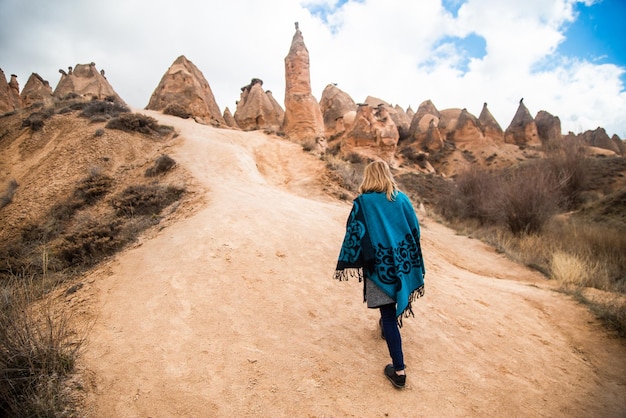 Viajante jovem turista feliz desfrutando de férias ativas nos vales da Capadócia Turquia