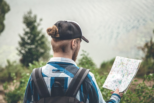 Viajante masculino olhando para o conceito de caminhada no mapa