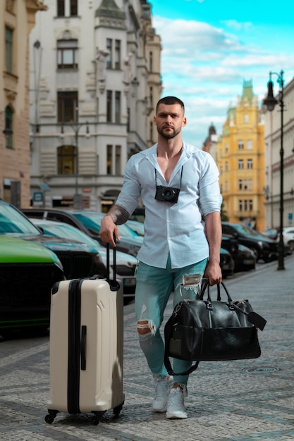 Viajante moda turista viajando conceito empresário turístico viajando na cidade europeia confia