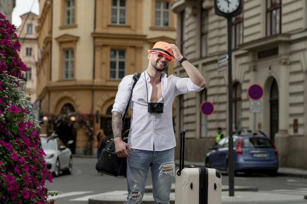 Foto viajante moda turista viajante turista em roupas casuais chapéu com mala homem turista com