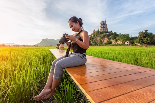 Viajante mulher asiática tirar uma foto e desfrutando no Wat Tham Suea