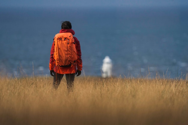 Viajante no Farol Vaternish na Ilha de Skye, Escócia