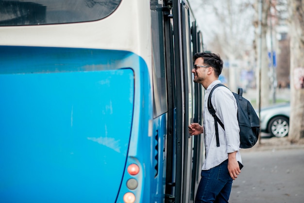 Viajante novo que começ no ônibus.