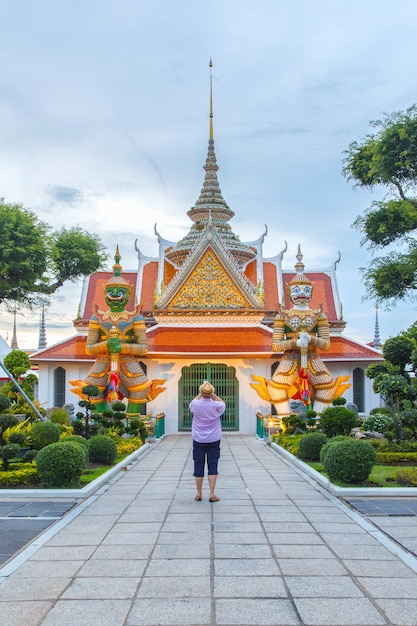 Foto viajante selfie e tirar uma foto duas estátua gigante em igrejas wat arun, bangkok, tailândia