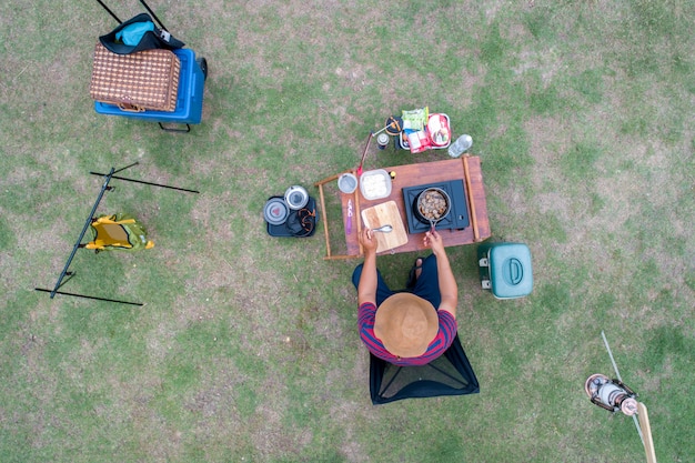 Viajante sozinho cozinhando em um parque ao ar livre