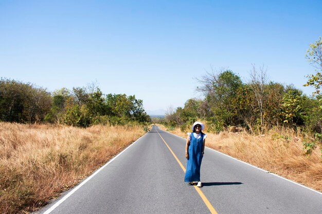 Viajante tailandesa mulheres pessoas viagem viagem visita e posando retrato para tirar foto na estrada rural na floresta em khao phraya doen thong montanha em phatthana nikhom cidade em lopburi tailândia