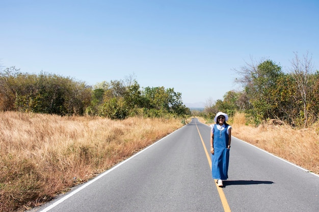 Viajante tailandesa mulheres pessoas viagem viagem visita e posando retrato para tirar foto na estrada rural na floresta em khao phraya doen thong montanha em phatthana nikhom cidade em lopburi tailândia