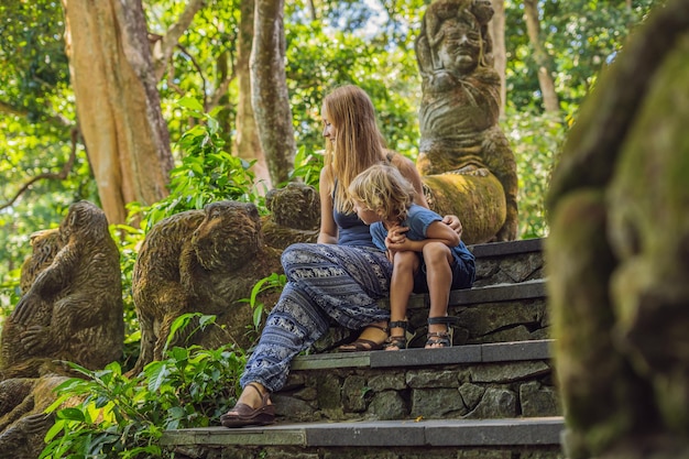 Viajantes de mãe e filho descobrindo a floresta de Ubud na floresta de macacos, Bali Indonésia. Viajando com o conceito de crianças.