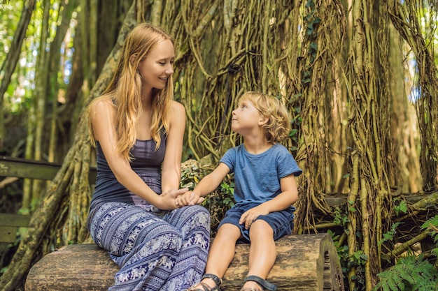 Viajantes de mãe e filho descobrindo a floresta de Ubud na floresta de macacos, Bali Indonésia. Viajando com o conceito de crianças.