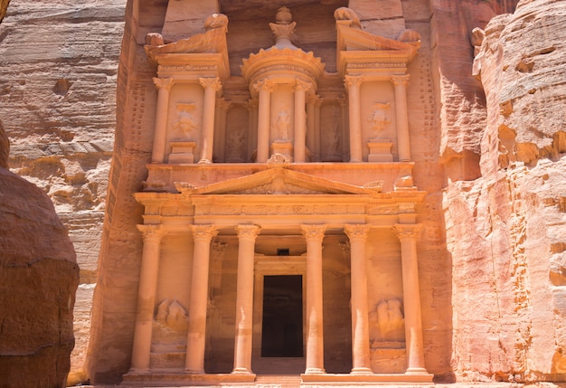 Viajantes de turistas que visitam Petra na Jordânia durante as férias de verão