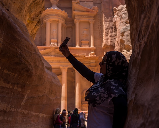 Viajantes de turistas que visitam Petra na Jordânia durante as férias de verão