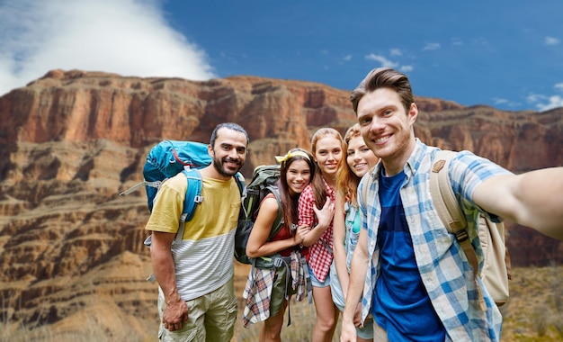 Viajantes felizes a tirar selfies no Grand Canyon.