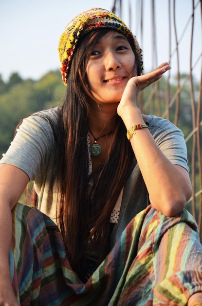 Viajantes mulheres tailandesas fotógrafa viagem visita e posando retrato tirar foto na ponte suspensa de madeira cruzando o lago para a ilha no Parque Nacional Kaeng Krachan Dam em Phetchaburi Tailândia