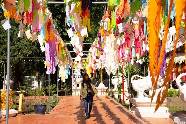 Viajantes mulheres tailandesas pessoas viajam visitam lâmpada de papel colorido multicolorido estilo tradicional lanna yee peng ou lanterna de iluminação tung no templo wat pa daraphirom na cidade de mae rim em chiang mai tailândia