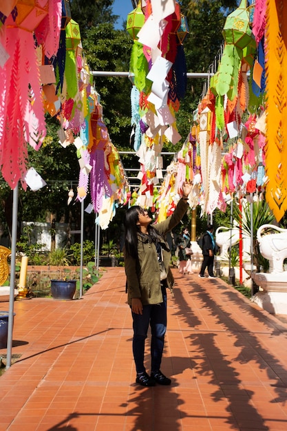 Viajantes mulheres tailandesas pessoas viajam visitam lâmpada de papel colorido multicolorido estilo tradicional lanna yee peng ou lanterna de iluminação tung no templo wat pa daraphirom na cidade de mae rim em chiang mai tailândia