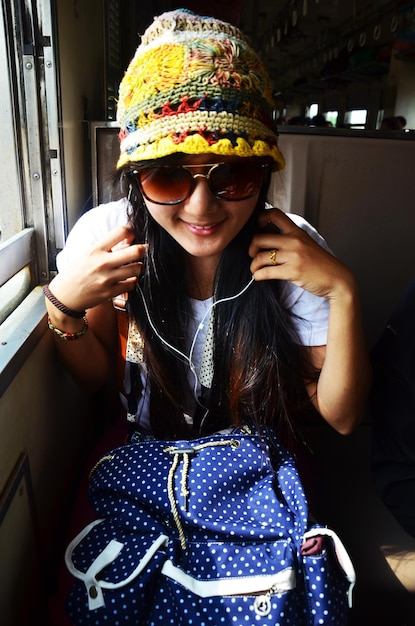 Viajantes mulheres tailandesas sentadas na ferrovia para explorador de viagens e retrato posando para tirar foto no trem da janela vão para a viagem de destino visitam phra nakhon si ayutthaya de bangkok tailândia