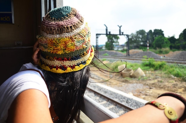 Viajantes mulheres tailandesas sentadas na ferrovia para explorador de viagens e retrato posando para tirar foto no trem da janela vão para a viagem de destino visitam Phra Nakhon si Ayutthaya de Bangkok Tailândia
