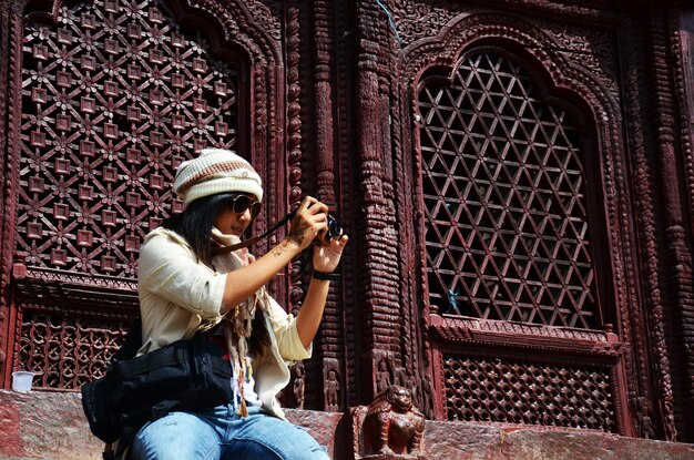 Viajantes mulheres tailandesas viajam e visitam Basantapur Durbar Square no vale de Kathmandu no Nepal