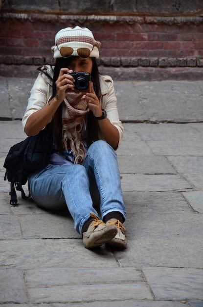 Viajantes mulheres tailandesas viajam e visitam Basantapur Durbar Square no vale de Kathmandu no Nepal