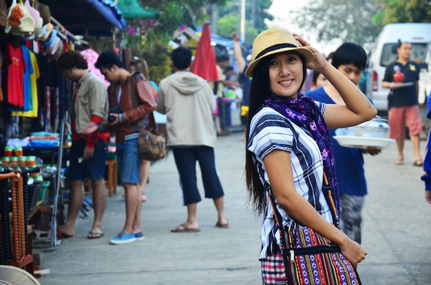 Viajantes mulheres tailandesas viajam visita e retrato posando para tirar foto no bazar do mercado local da ponte Saphan Mon na manhã na cidade de Sangkhla Buri em 2 de fevereiro de 2014 em Kanchanaburi Tailândia