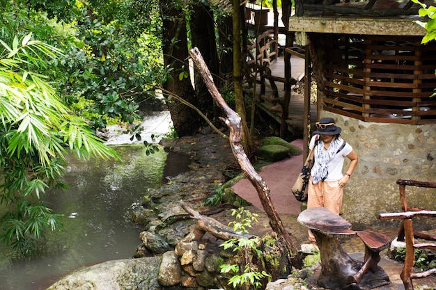 Viajantes mulheres tailandesas viajam visitam descanso relaxam e retratam posando em um pequeno riacho de cascata na floresta selvagem da selva em Baan Huay Nam Sai aldeia vale colina de Suan Phueng em Ratchaburi Tailândia