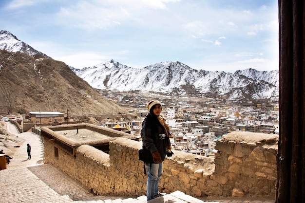 Viajantes mulheres tailandesas viajam visitam e tiram fotos da paisagem da vila de Leh Ladakh do ponto de vista do Palácio de Leh Stok em Jammu e Caxemira Índia na temporada de inverno