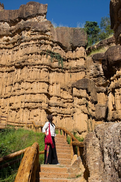 Viajantes mulheres tailandesas viajam visitam e tiram fotos nas falésias do desfiladeiro pha chor e caminham na natureza trilhando na floresta selvagem da selva do parque nacional mae wang na cidade de doi lo em chiang mai tailândia